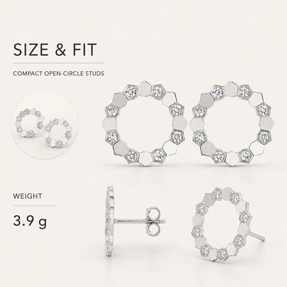 Size and fit infographic for geometric open circle stud earrings showing 3.9 g weight