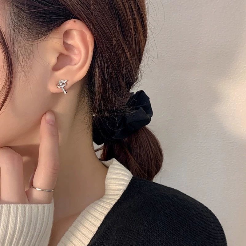 Rhodium-plated ED473 zircon knot stud earrings detail
